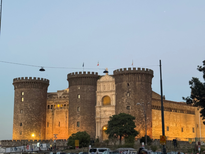 夕暮れ時、ライトアップされたヌオーヴォ城