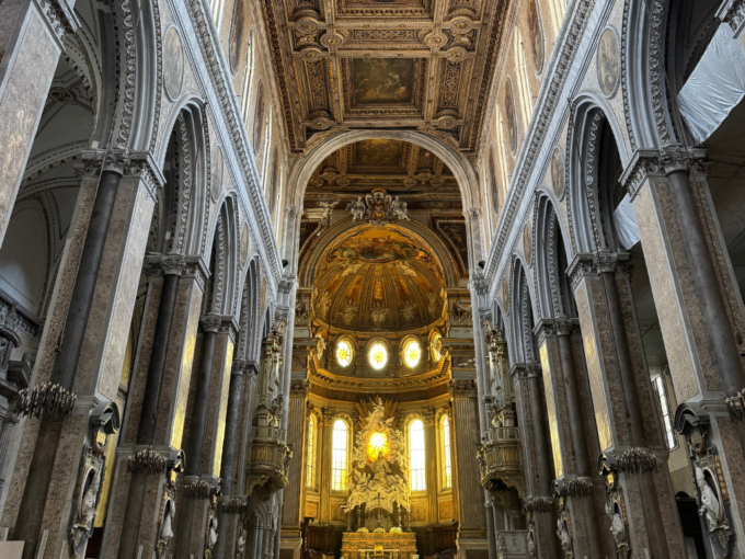 ナポリ大聖堂の内部