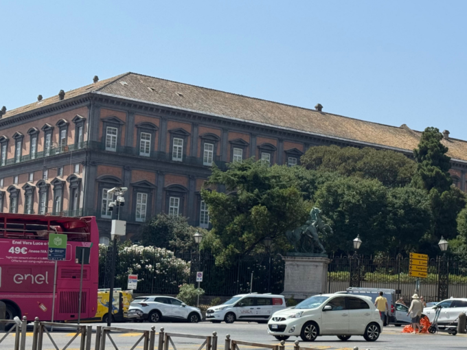 ナポリの観光名所「王宮」