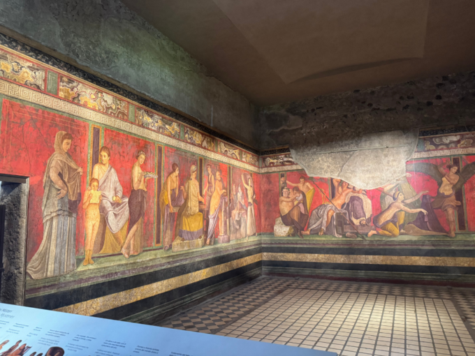 ポンペイ遺跡の秘儀荘に残る"ポンペイレッド"の壁画