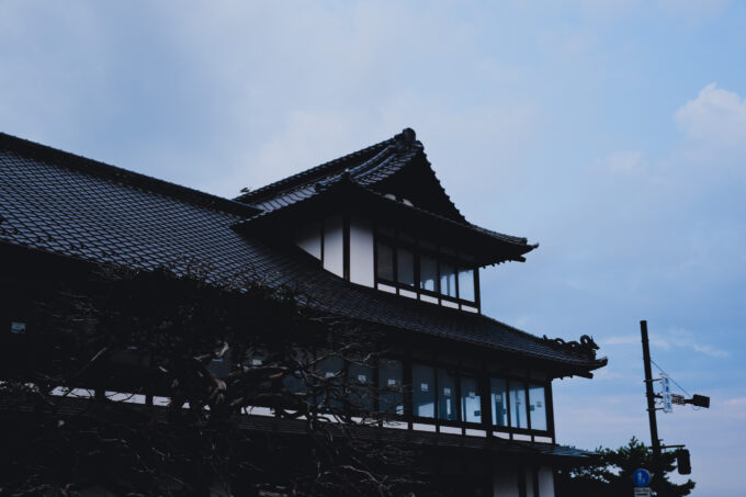 黒瓦の屋根を持つ建築