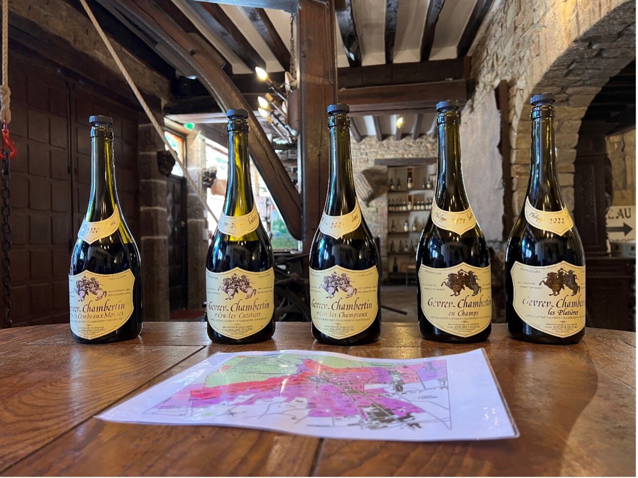 机に並ぶ５本のジュヴレ・シャンベルタンのボトル