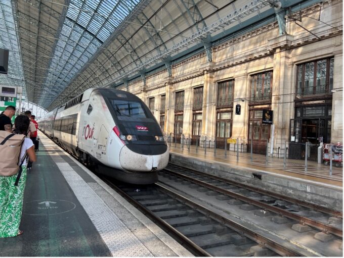 駅に停車しているフランスの高速鉄道