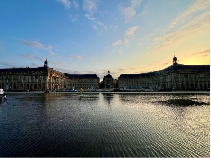フランスのボルドーにあるブルス広場とその手前にある水鏡