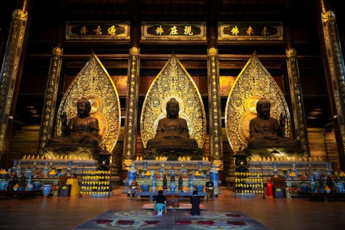 ベトナムのタムチュック寺の「ディエン・タム・テー（三世殿）」と呼ばれる本堂内部