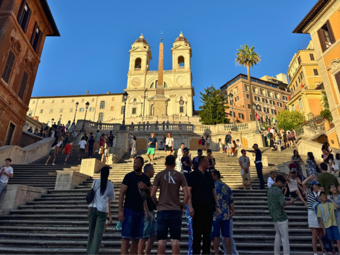 大勢の人で賑わうスペイン広場（ローマ）