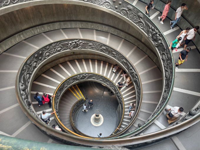 装飾手すりが美しい、美術館の螺旋階段