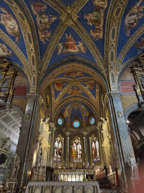 青い星空天井と美しいステンドグラスをもつ壮麗な教会内部