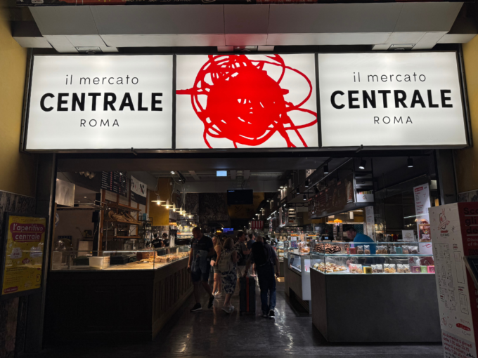 「il mercato CENTRALE ROMA」の看板が光る、活気あるマーケットの入り口