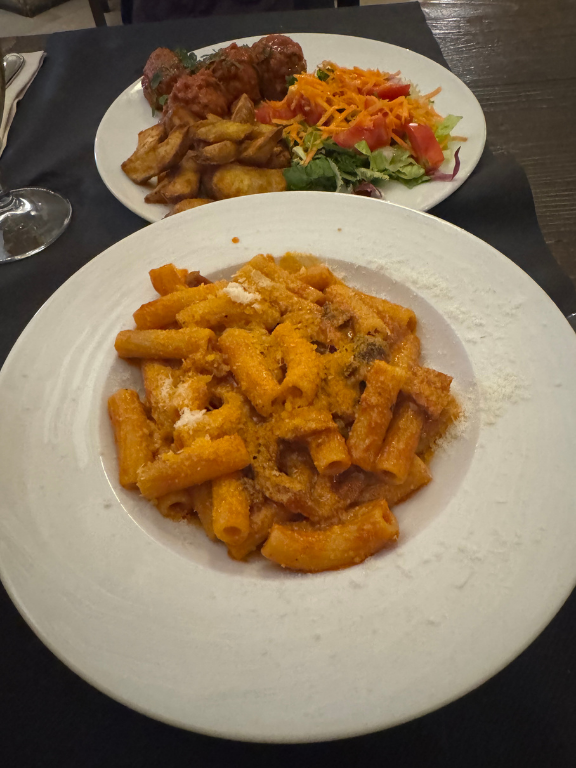 ローマの名物料理「アマトリチャーナ（トマトソースのパスタ）」