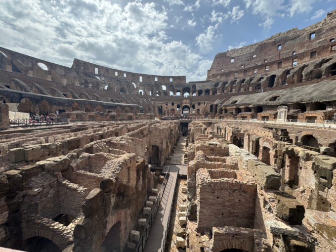 ローマの遺跡「コロッセオ」の内部