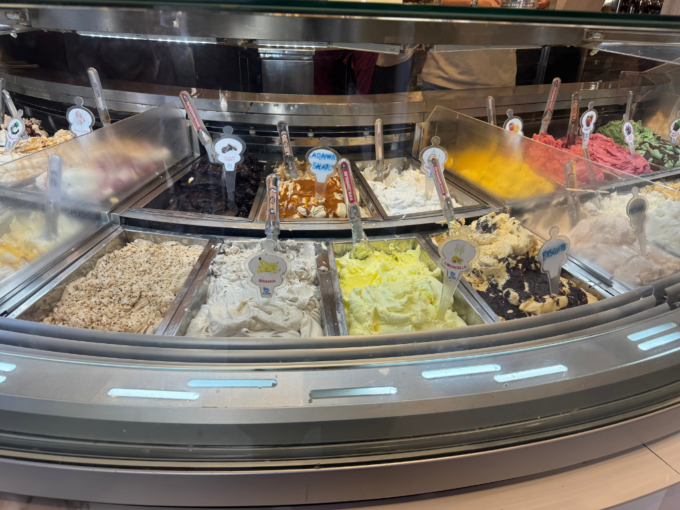 ショーケースに並ぶカラフルなジェラート