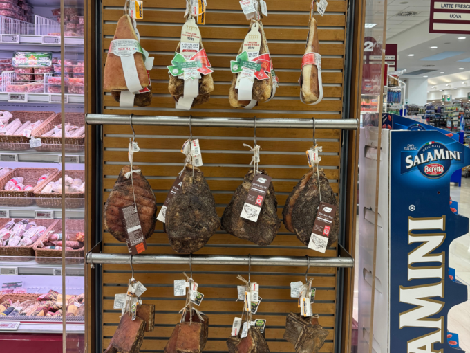 ローマの大型スーパーに並ぶ生ハムの原木