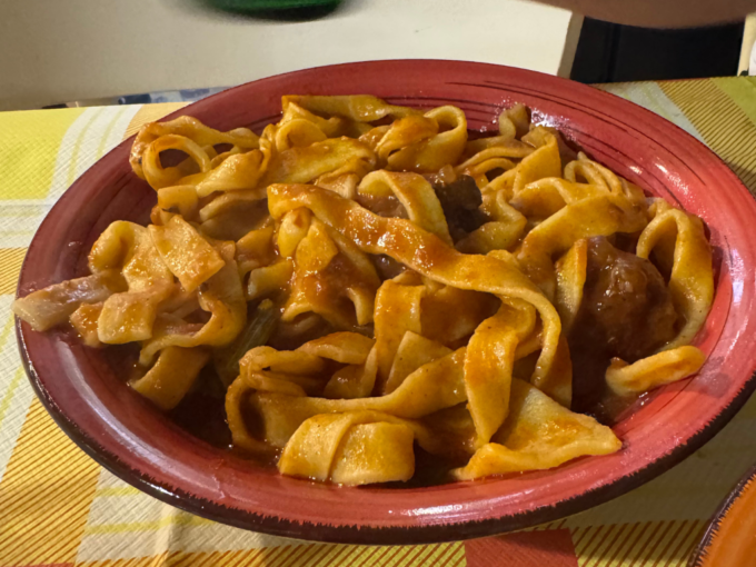 ラグーソースのパスタ