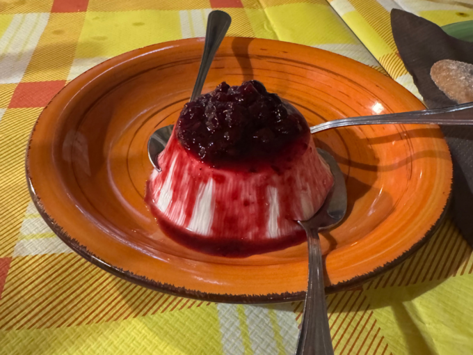 ベリーソースがかかったパンナコッタ