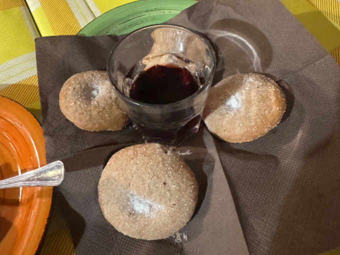 イタリアの食後酒とアマレッティ