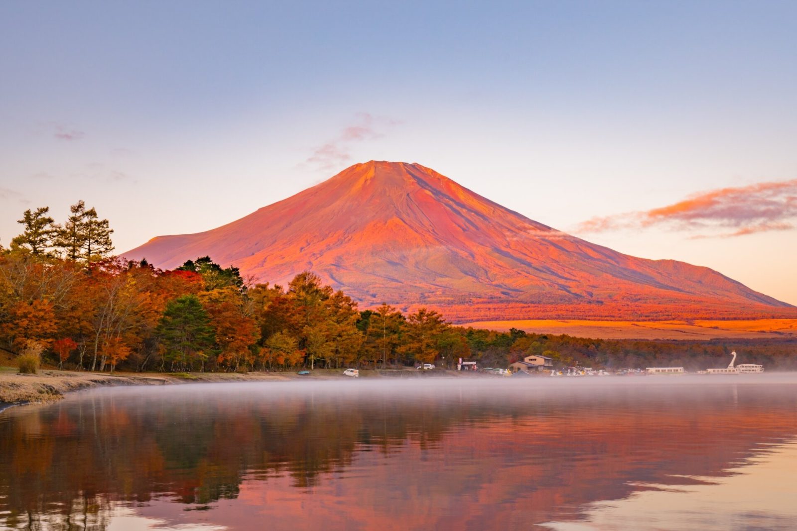 山中湖に映り込む紅葉と赤富士の絶景