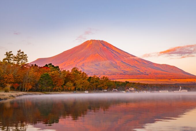 山中湖に映り込む紅葉と赤富士の絶景