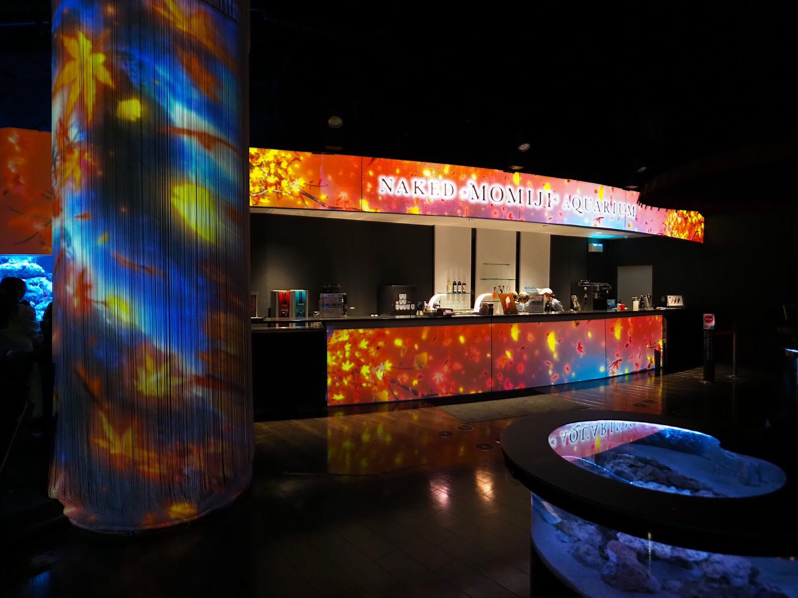 マクセル アクアパーク品川「NAKED MOMIJI AQUARIUM」のバー空間