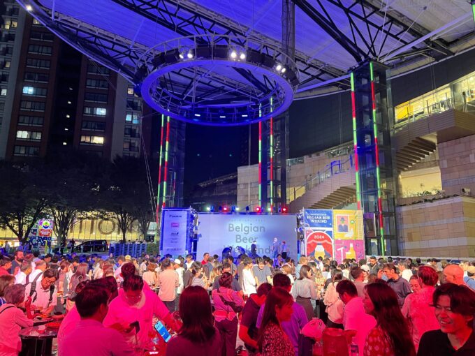 ベルギービールウィークエンド六本木の舞台でバンド演奏