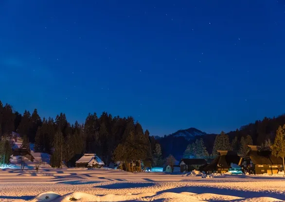 夜の高柳の里山と星空