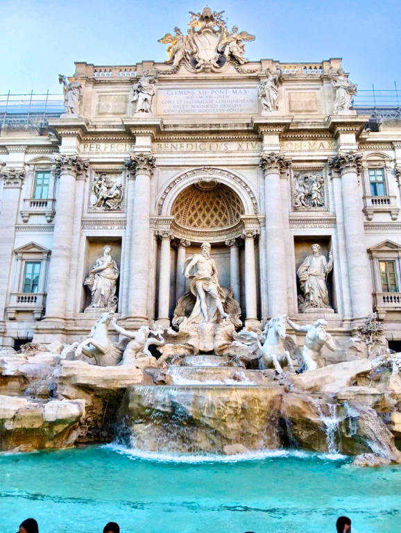 バロック様式の大きな噴水「トレヴィの泉」（ローマ）