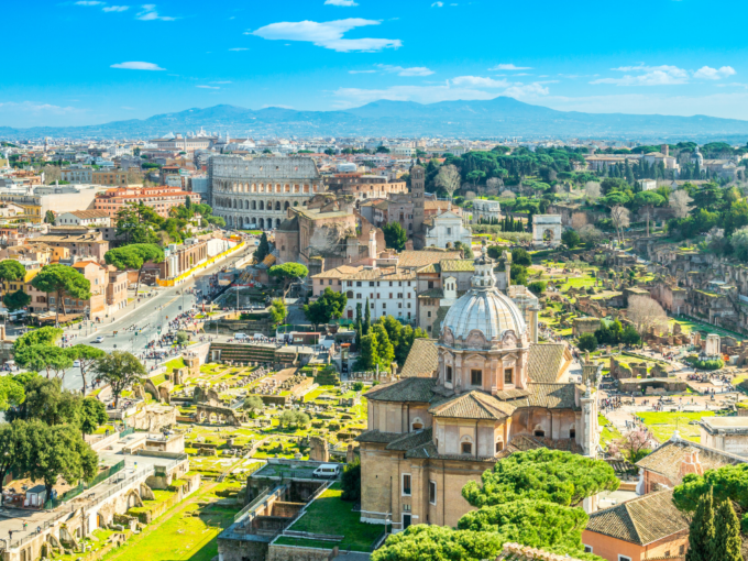 コロッセオやフォロ・ロマーノの遺跡群も見える、ローマの街並みの空撮