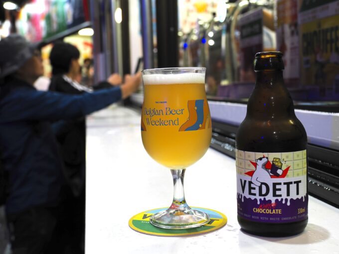 ベルギービールウィークエンド六本木のベルギービールの瓶とグラス