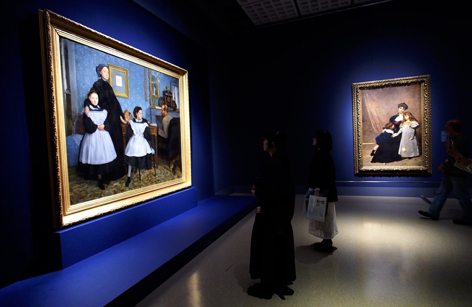 国立西洋美術館の青い壁に展示された絵画