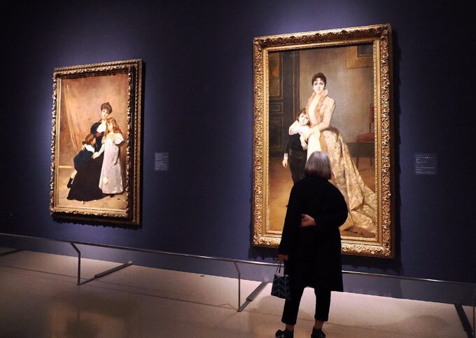 国立西洋美術館の青い壁に展示された絵画