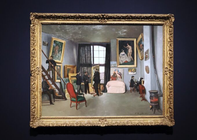 国立西洋美術館の青い壁に展示された絵画