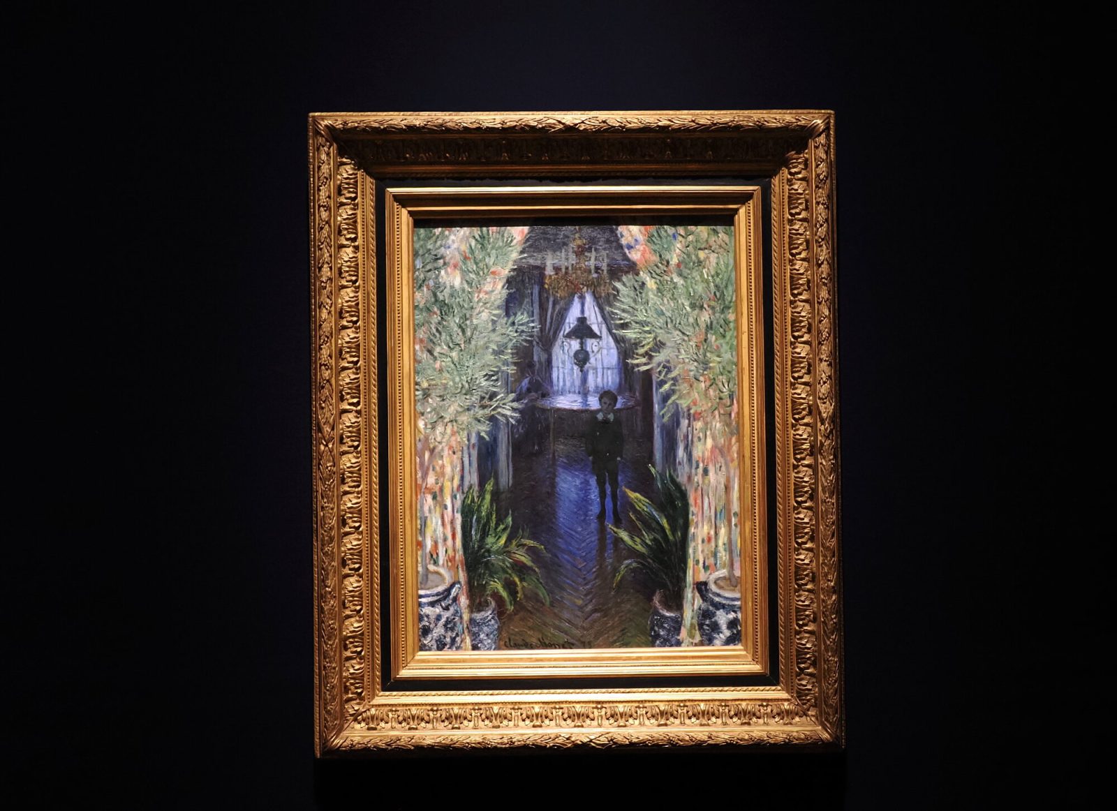 国立西洋美術館の青い壁に展示された絵画
