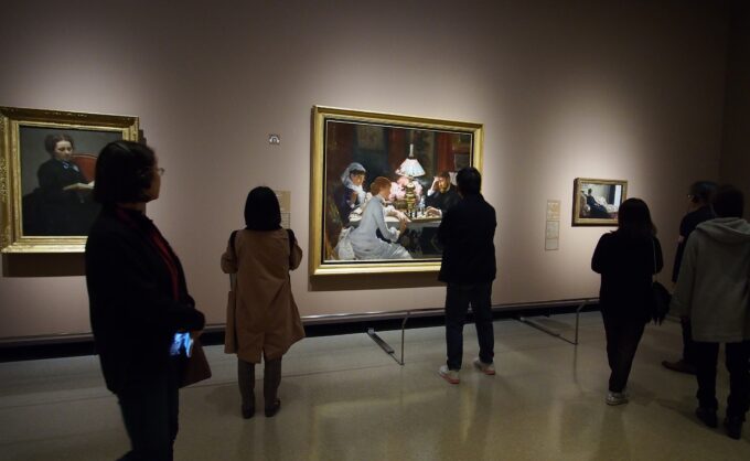 国立西洋美術館に展示された絵画と鑑賞する人々