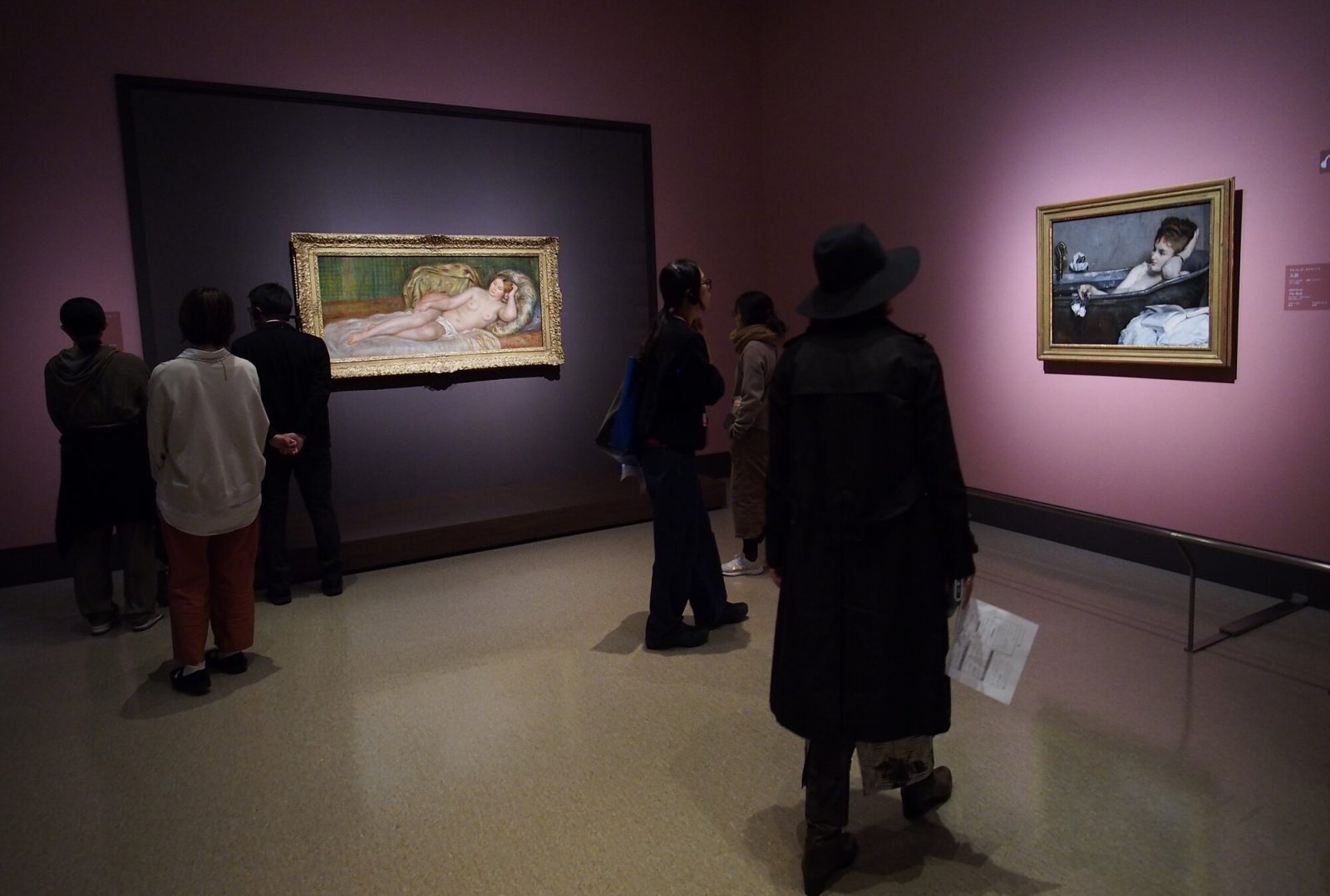 国立西洋美術館に展示された絵画と鑑賞する人々
