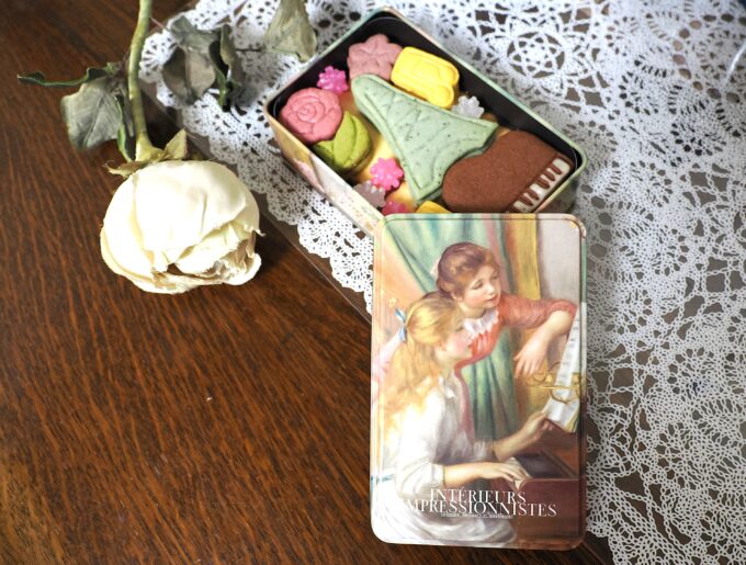 国立西洋美術館で販売されている、オルセー美術館の絵画をパッケージ画像に使ったお菓子缶