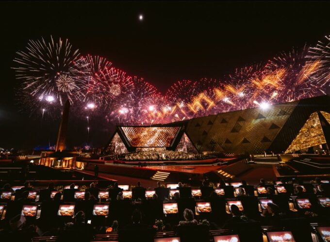 大エジプト博物館（GEM）のグランドオープンを祝う花火