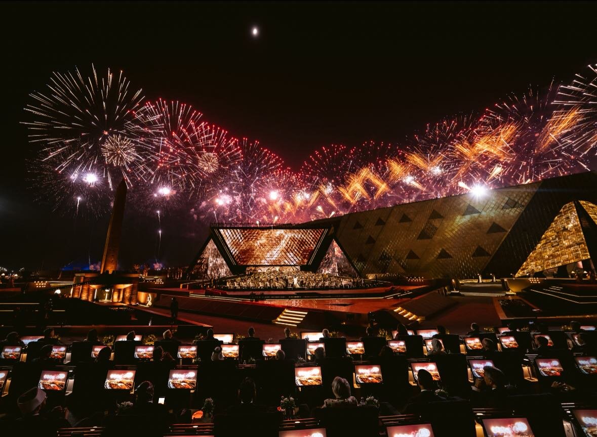 大エジプト博物館（GEM）のグランドオープンを祝う花火