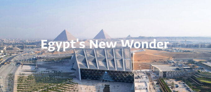 ギザのピラミッドの前に佇む大エジプト博物館（GEM）