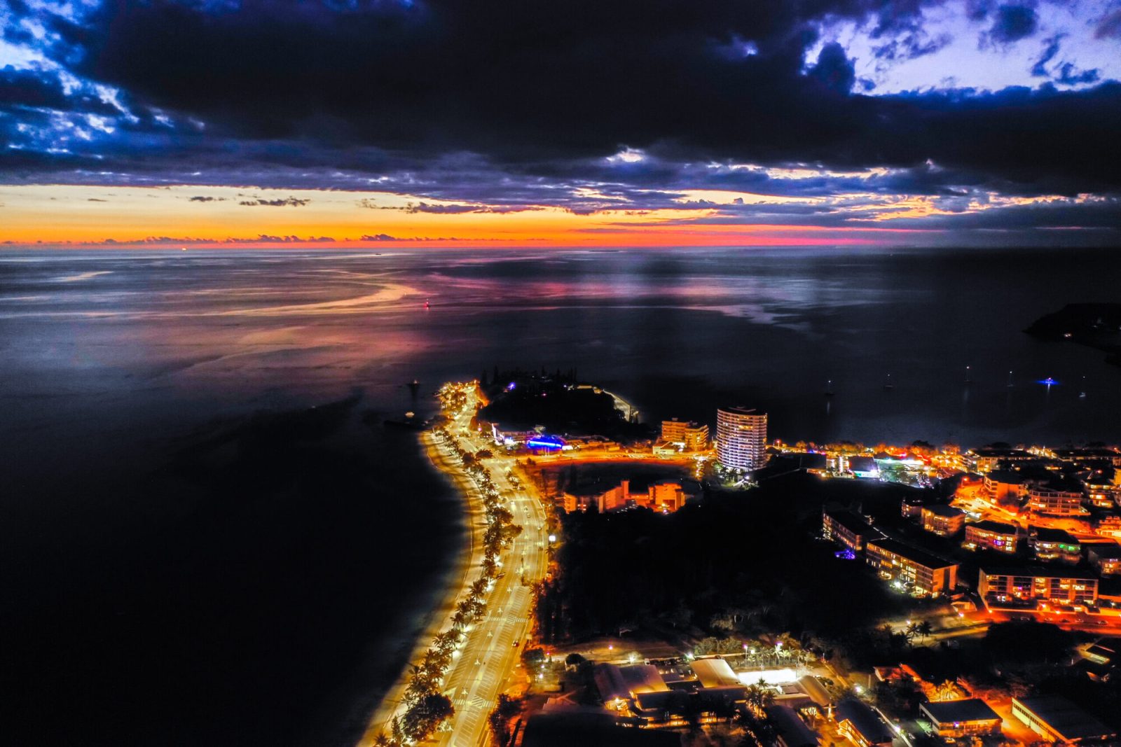 夕焼けの海岸線沿いの夜景