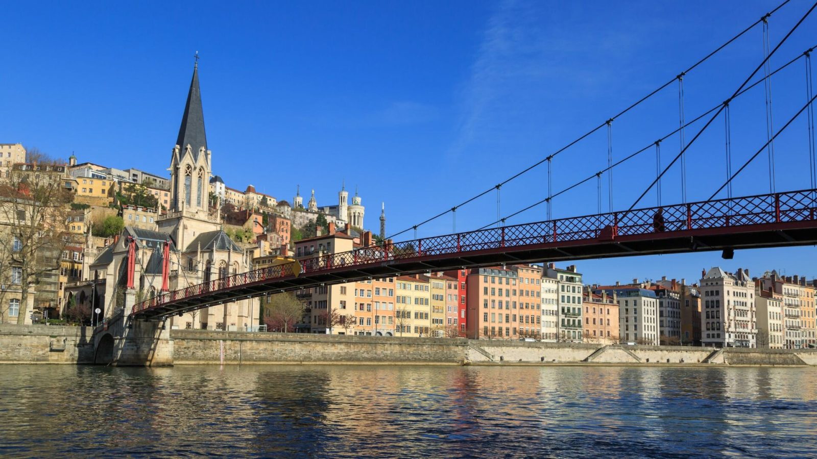 リヨン中心地区と旧市街を結ぶ、ソーヌ川にかかる赤いサンジョルジュの歩道橋(Passerelle Saint-Georges)