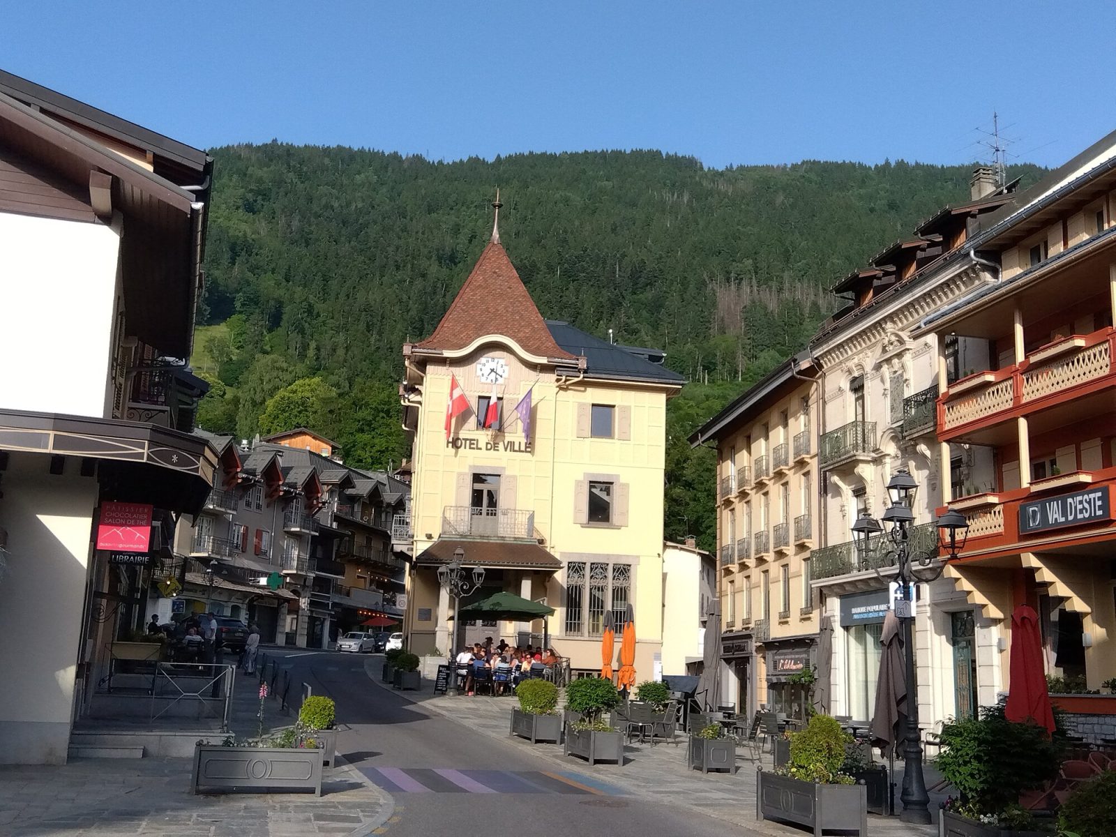 フランス南東部オート・サヴォワ県のサン・ジェルヴェ・レ・バン(Saint-Gervais-les-Bains)の中心部にある市庁舎(HOTEL DE VILLE)