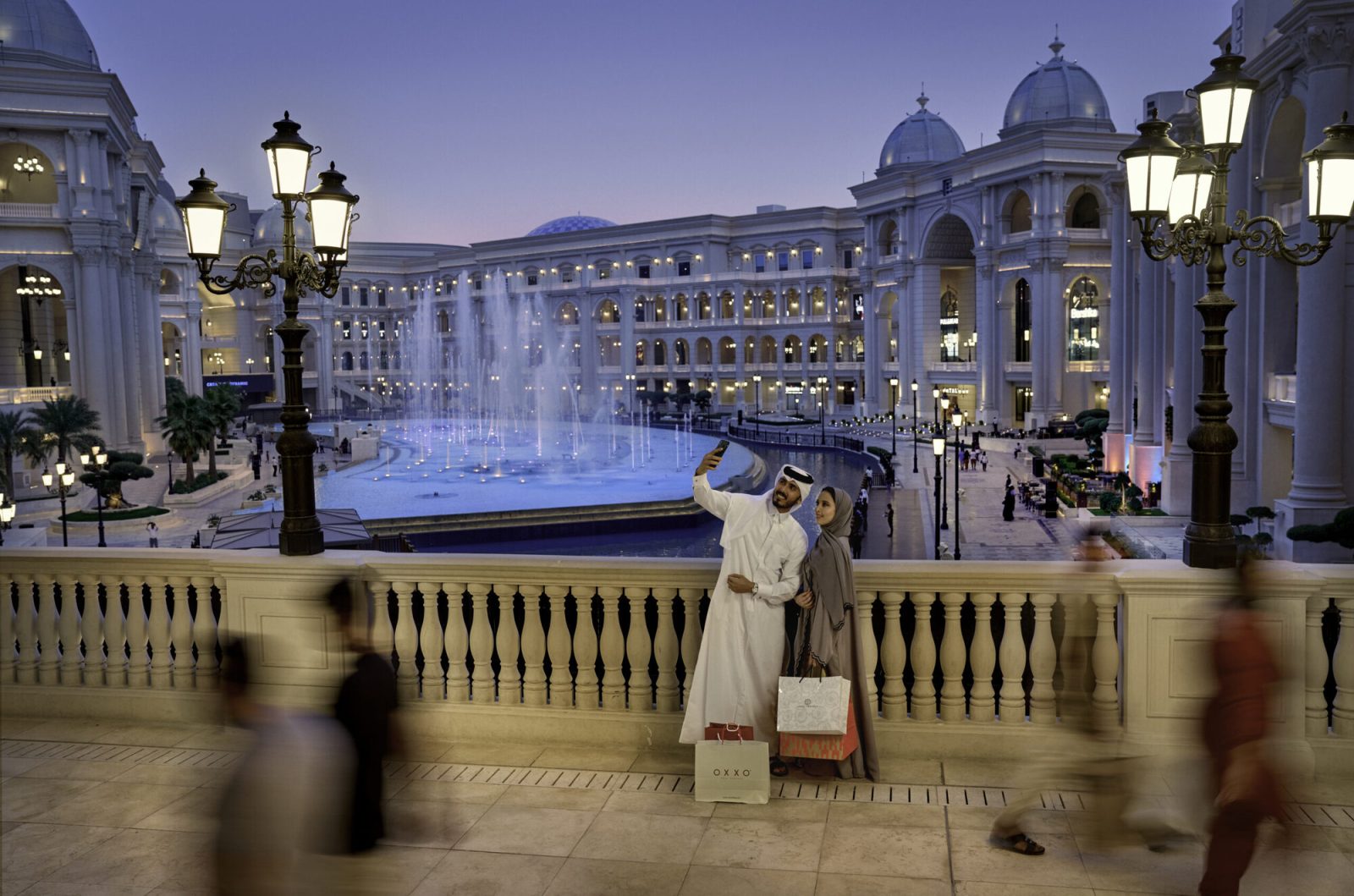 ドーハのショッピングモール「Place Vendôme」で写真を撮る男女