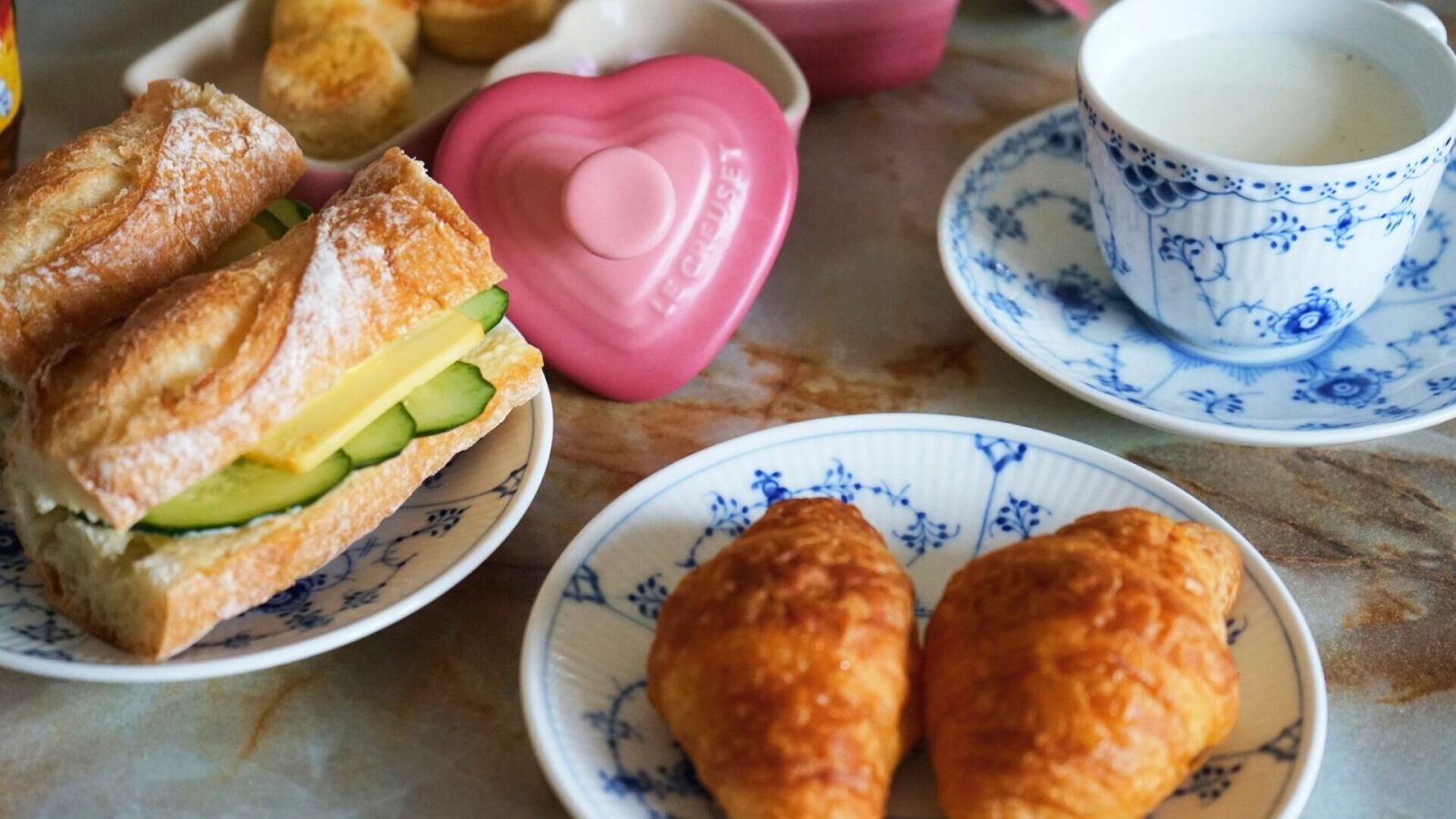 サンドイッチやクロワッサンを載せたロイヤルコペンハーゲンの器たち