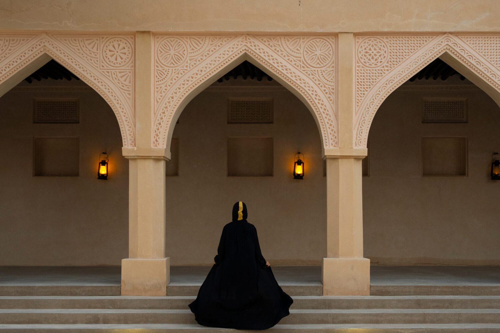 カタール国立博物館で撮影された、アラブ人女性の後ろ姿