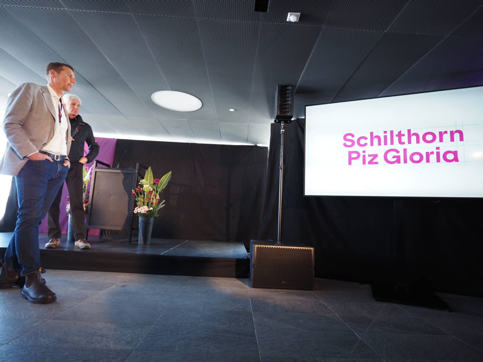 「Schilthorn Piz Gloria」の新ロゴが表示されたスクリーン