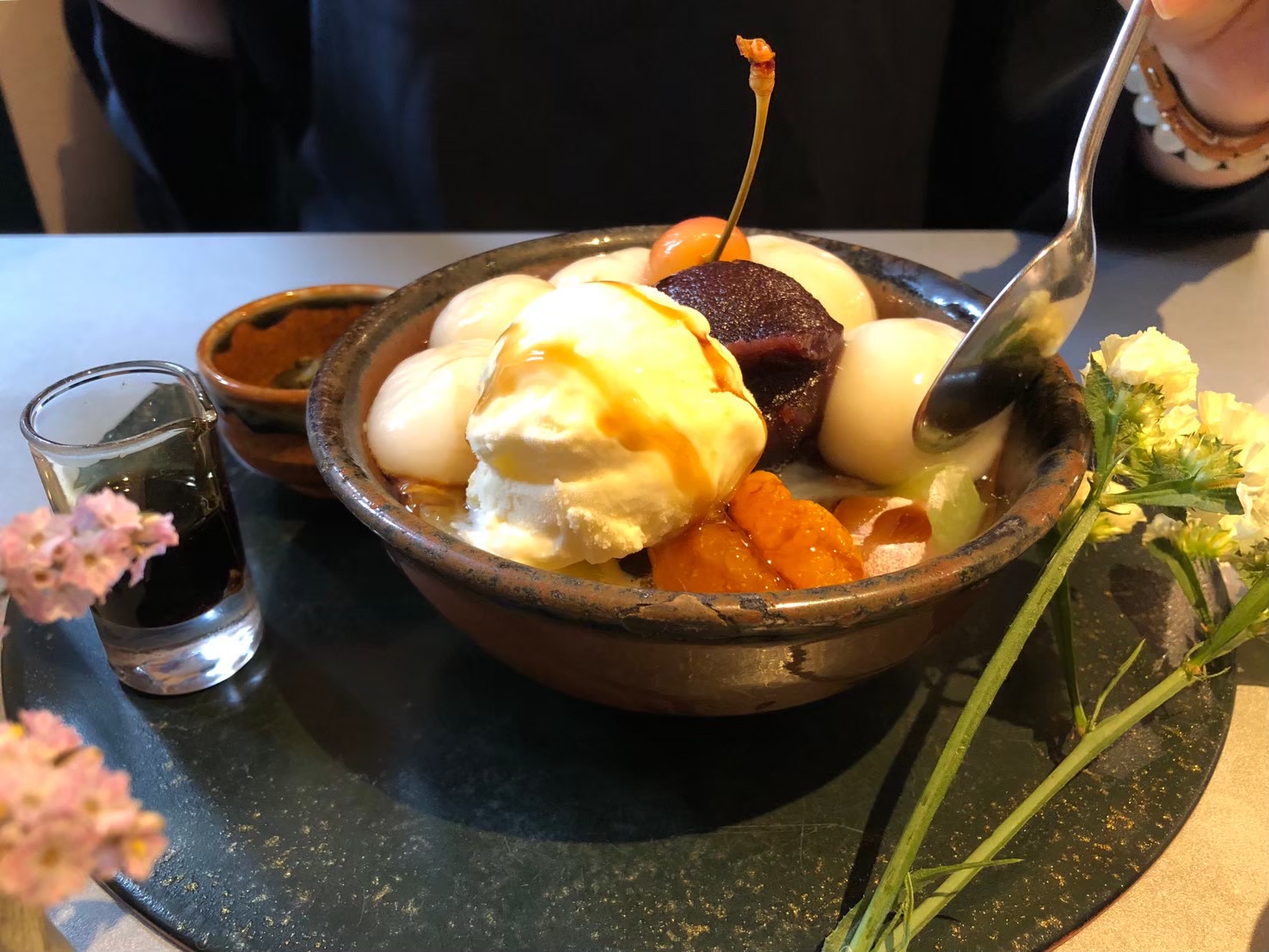 具だくさんの白玉クリームあんみつ