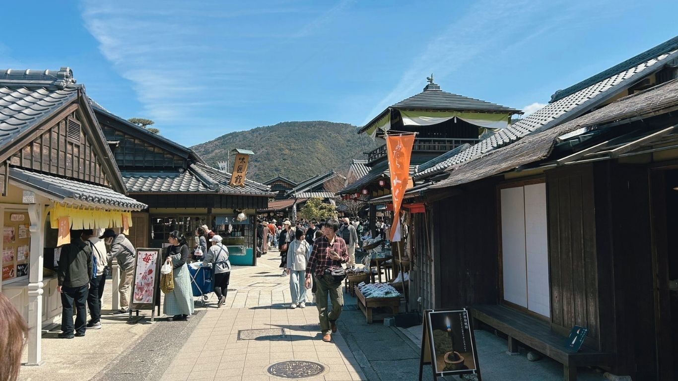 おかげ横丁の賑わう参道