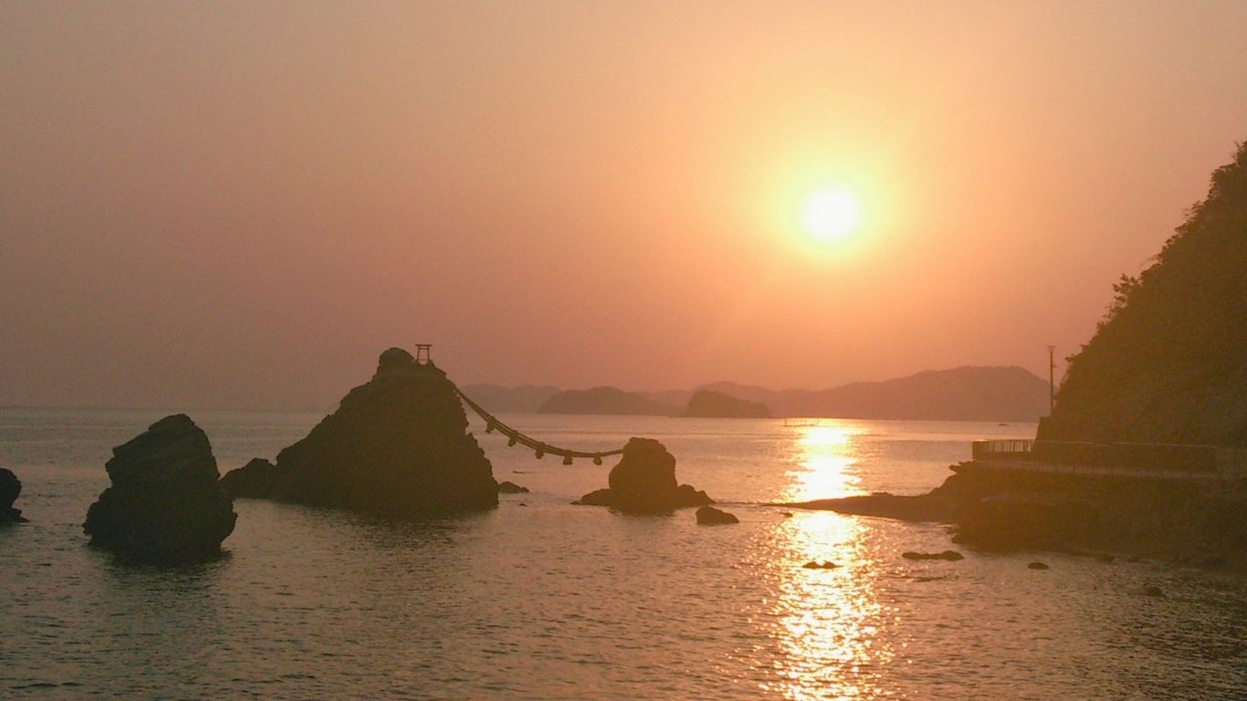 夫婦岩と朝焼けの海