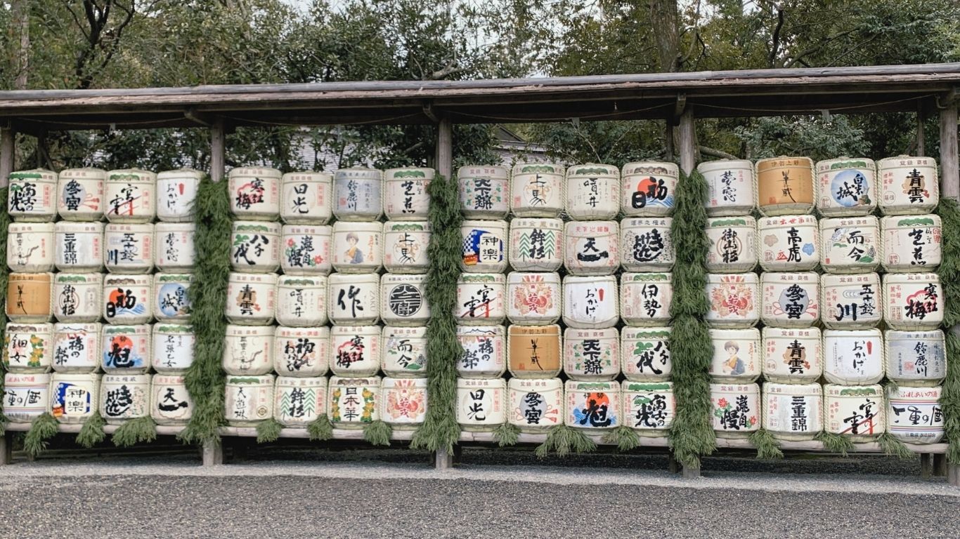 神社に奉納された菰樽の壁
