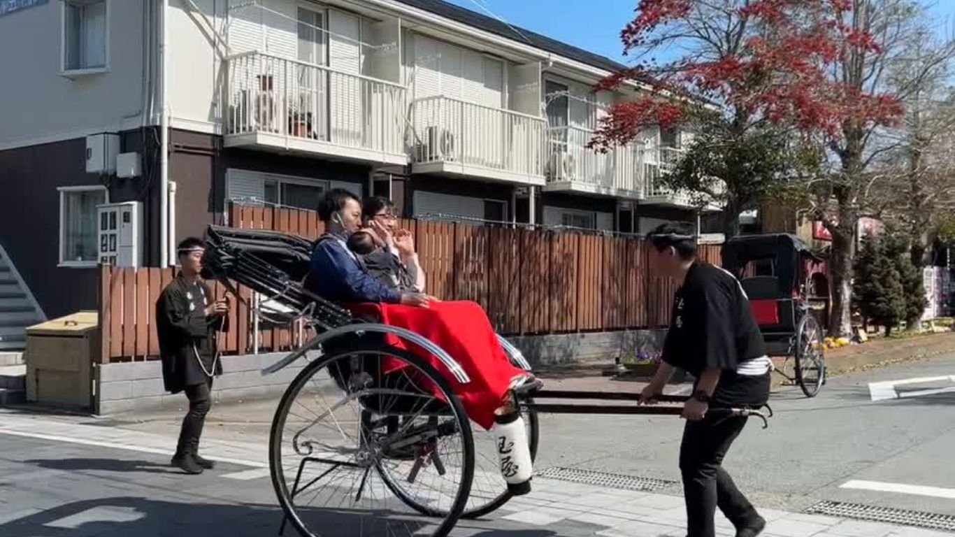 観光客を乗せた人力車